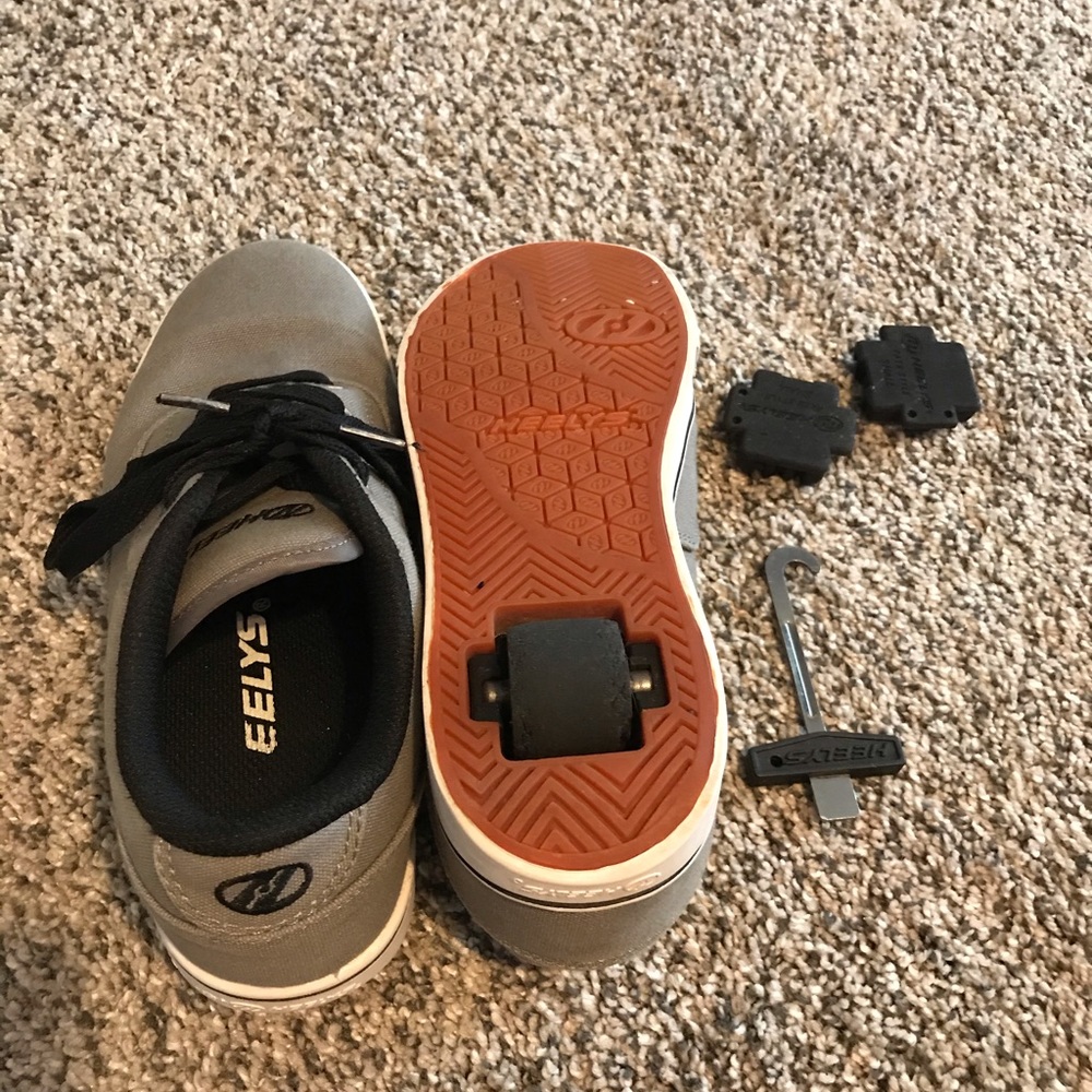 🆕Grey Heelys skate shoes